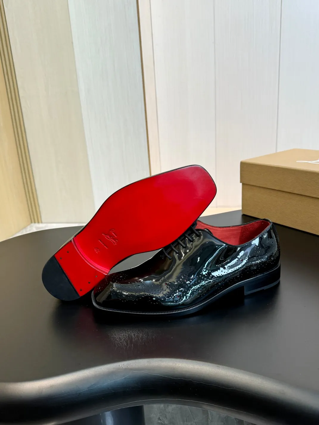 💰960 Christia*.Loubouti* high-end men's business formal leather shoes, original genuine cowhide red sole, imported Italian cowhide outsole, first-layer cowhide, water-dyed cowhide lining, high-end luxury. Size: 39-44 (customized at 38.45.46)✅